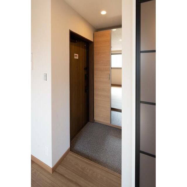 ※写真は同タイプ住戸です。(玄関)