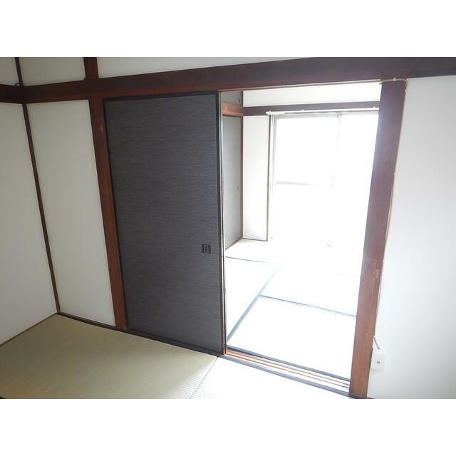 黒系の襖がアクセントとして効いています