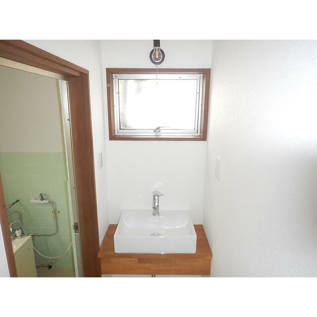 お洒落な洗面所と照明(内装)