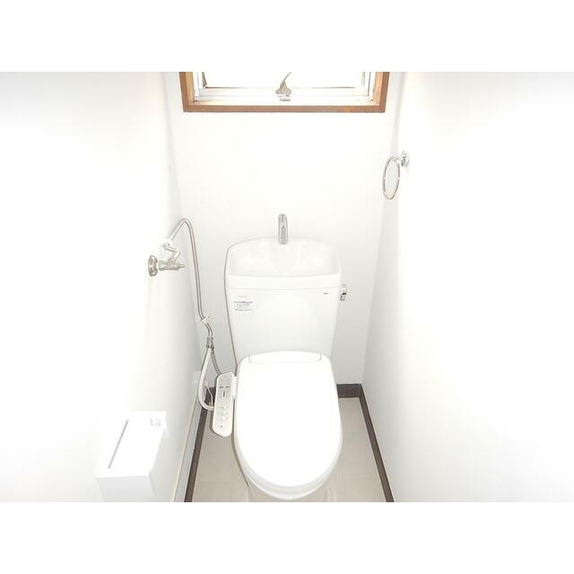 窓付きトイレも新品交換済み(内装)