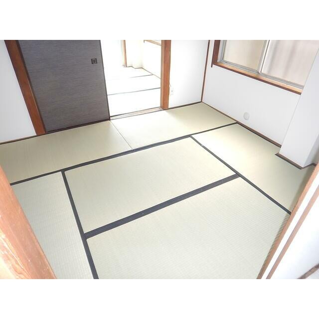 気持ちの良い新品の畳(居間)