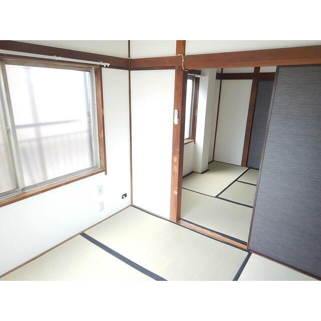 お洒落な黒系の襖を採用しています