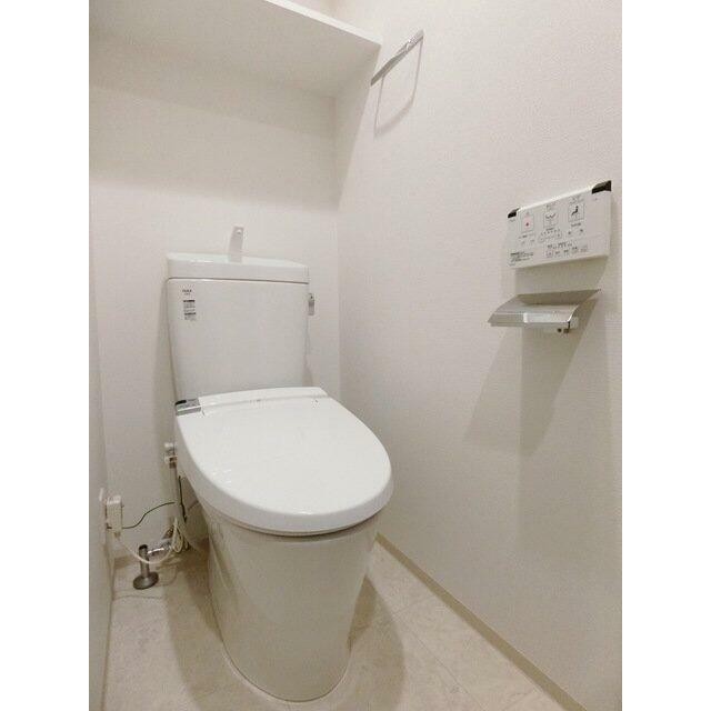 シャワー付トイレ（収納棚あり）(内装)