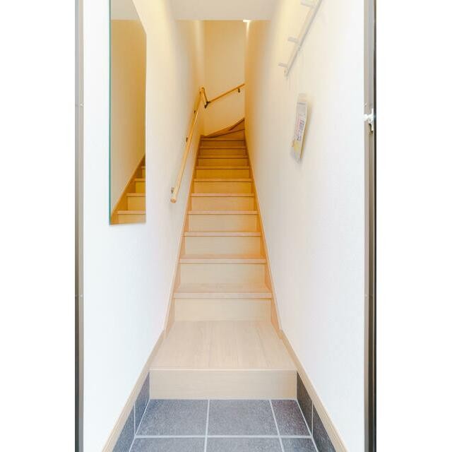 玄関に姿見、コート掛け設置(玄関)