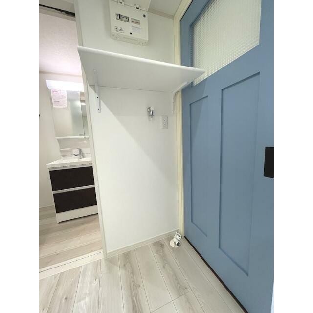 洗濯機置き場は便利な棚付き！