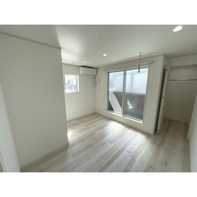 白が基調の明るい室内！広々！※写真は202号室(居間)