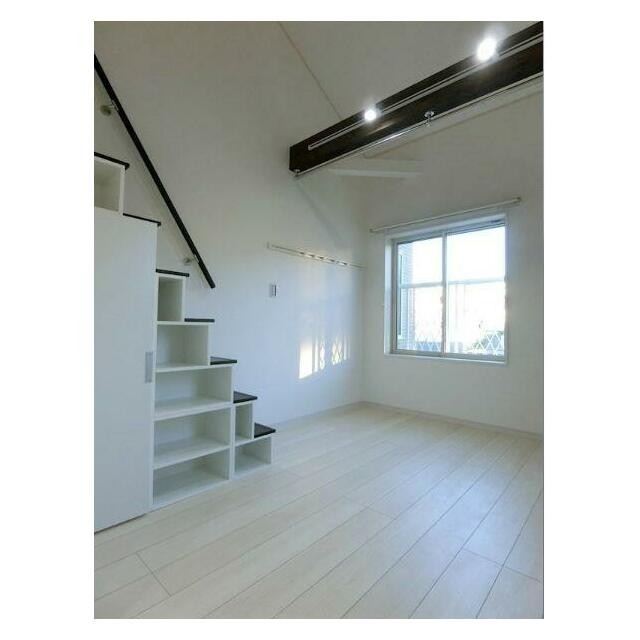 天井が高く開放感があります！(居間)