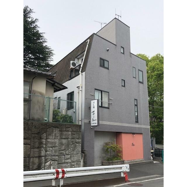 1階は有名なお寿司屋さんです。