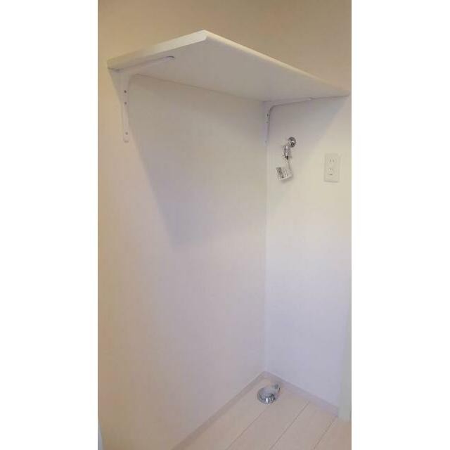 洗濯機置き場は便利な棚付き！