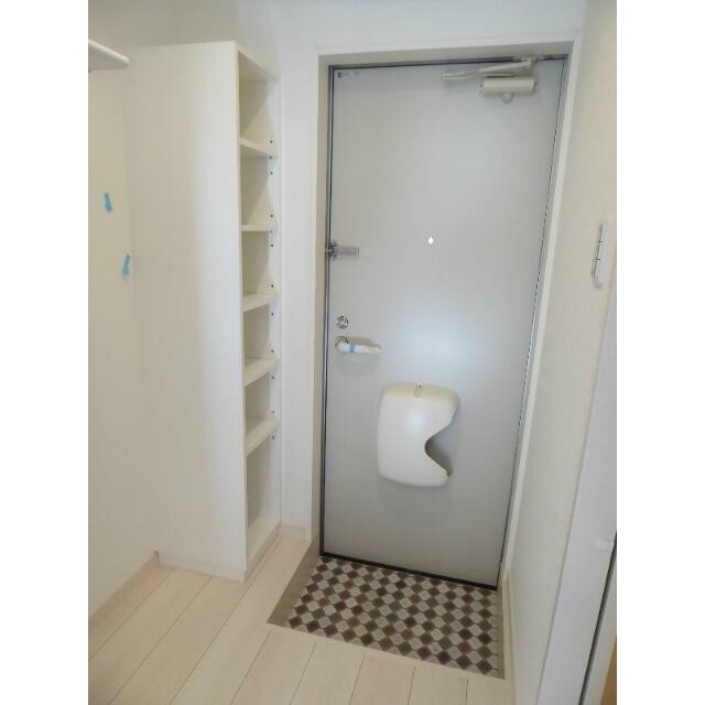 シューズボックスは棚の高さが調節可能でブーツも置けます！(玄関)