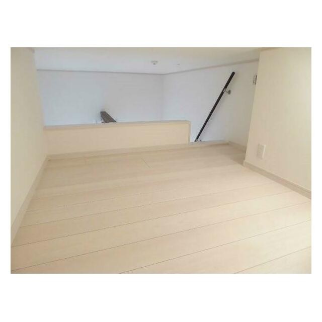 大型ロフトは寝室にできるほどの広さがあります！(内装)