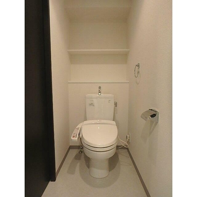 コンパクトで使いやすいトイレです(内装)