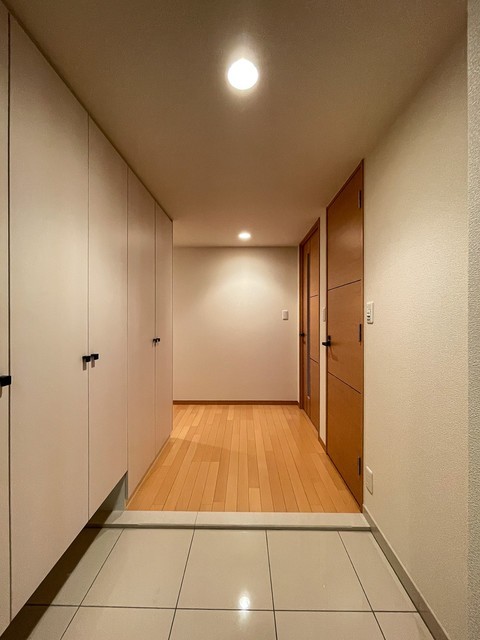 ※写真は同タイプ住戸です。(玄関)