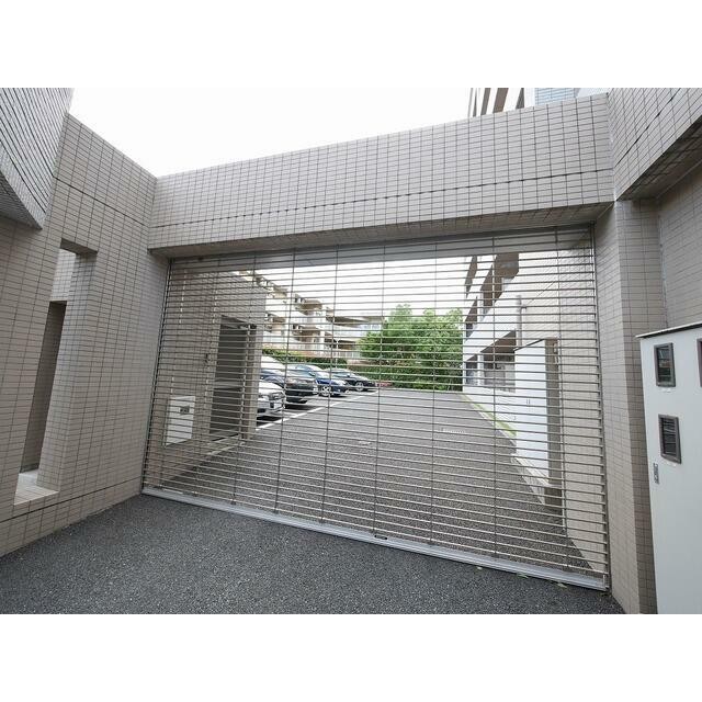 駐車場出入口シャッター付き(その他建物画像)