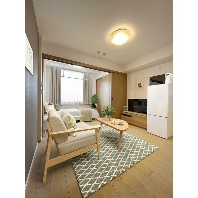 【家具・調度品等はCG 加工です。実際の賃貸住居 には含まれません】(居間)