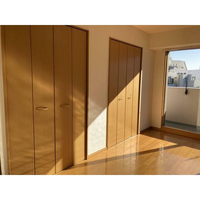 寝室には大きなクローゼットが2ヶ所！(内装)