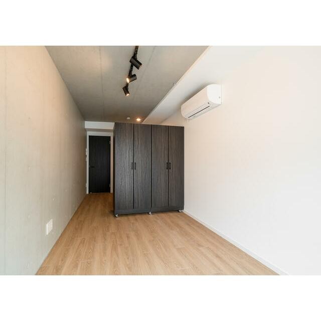 照明・エアコンも完備、クローゼットは可動式です。(居間)