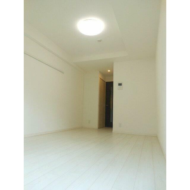 ホワイトフローリングの明るいお部屋です！(居間)