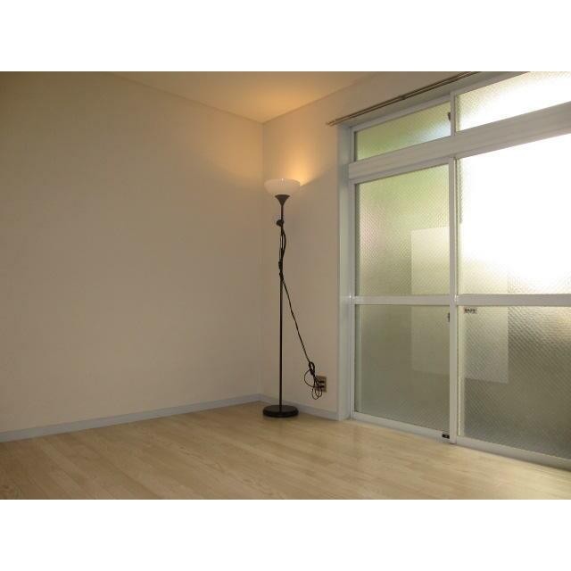 東側の6帖洋室！出窓付きの2面採光のお部屋です！