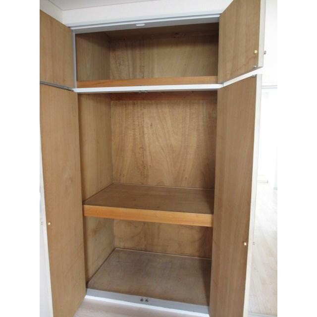 奥行きがあり、かつ上部にもついているたっぷりの収納付きです！(内装)