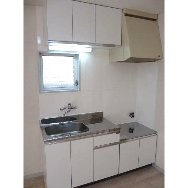 ゆとりのある2口ガスキッチン設置可能なキッチンスペース！しかも窓付きです！(キッチン)