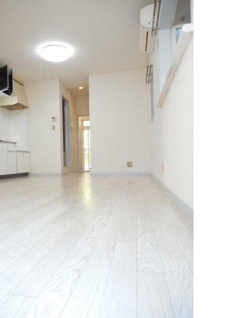 白で統一された、開放感のある10帖の広さのリビング♪(居間)