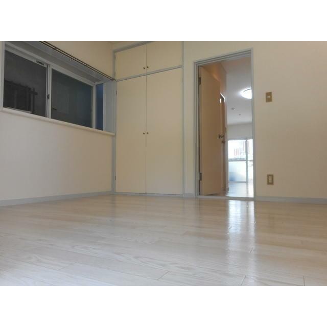 北側の洋室も白を基調とした明るい室内！専用テラスもあり戸建て感覚です！