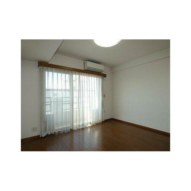 リビングダイニング ※内装前、カーテン撤去予定(居間)