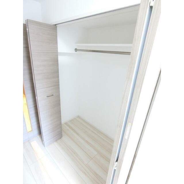 ワイドなクローゼット(内装)