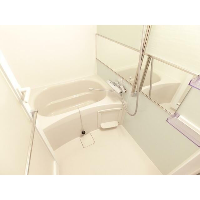 ゆとりあるバスルームはトイレと別にしました。(風呂)