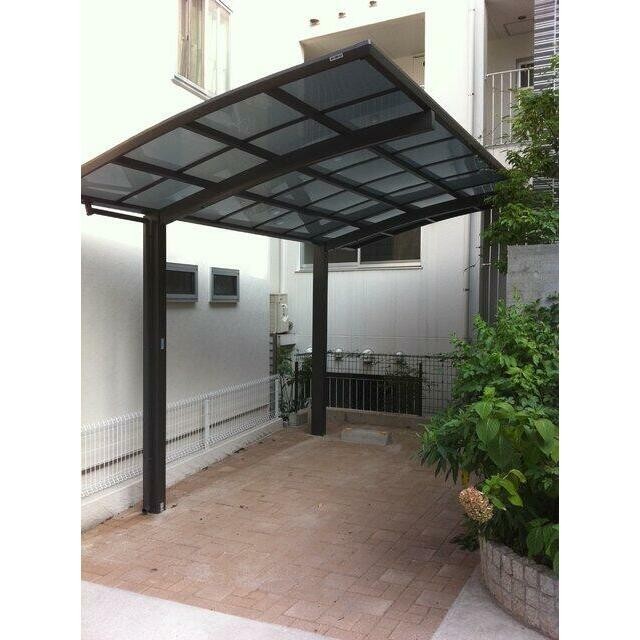 屋根付き敷地内平置き駐車場