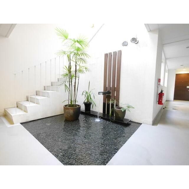 階段吹き抜けには水が流れています