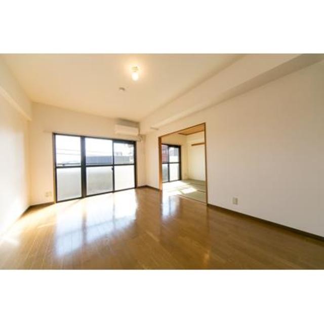 ※写真は同タイプ住戸です。(居間)