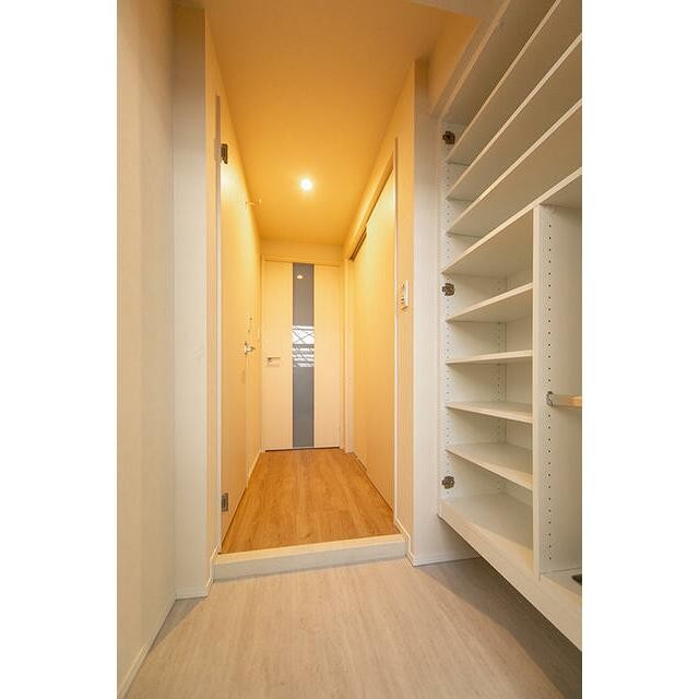 ※写真は同タイプ住戸です。(玄関)