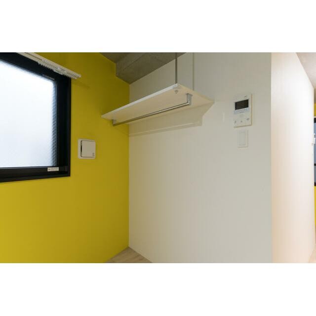 居室一角にオープンクローゼットあります(内装)