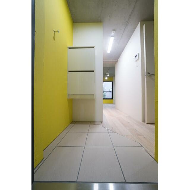 玄関にロールスクリーンがあります。室内への目隠しに。(玄関)