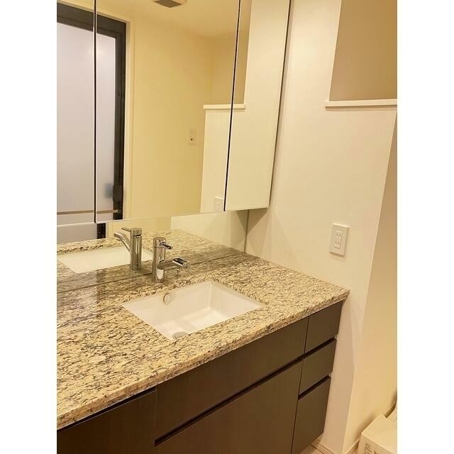 メインエントランス：2016年4月撮影(内装)