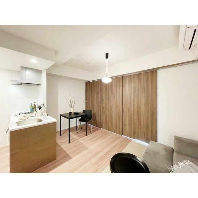 【家具/調度品に関しては配置例を示したものであり、実際の賃貸には含まれません】(居間)