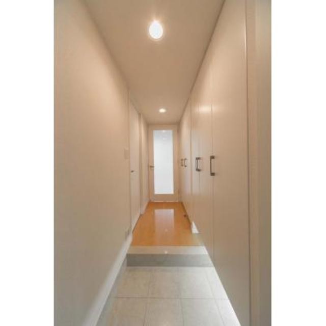 ※写真は同タイプ住戸です。(玄関)