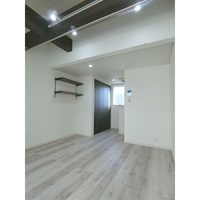 白い木目調のフローリングに、梁（はり）や飾り棚がアクセントになっています♪(居間)