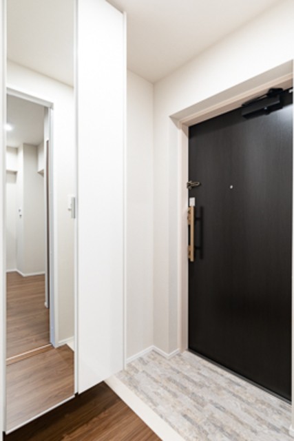 ※写真は同タイプ住戸です。(玄関)