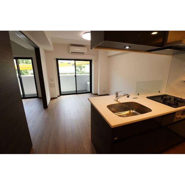 ※別号室のため室内フローリング等配色が異なります。(キッチン)