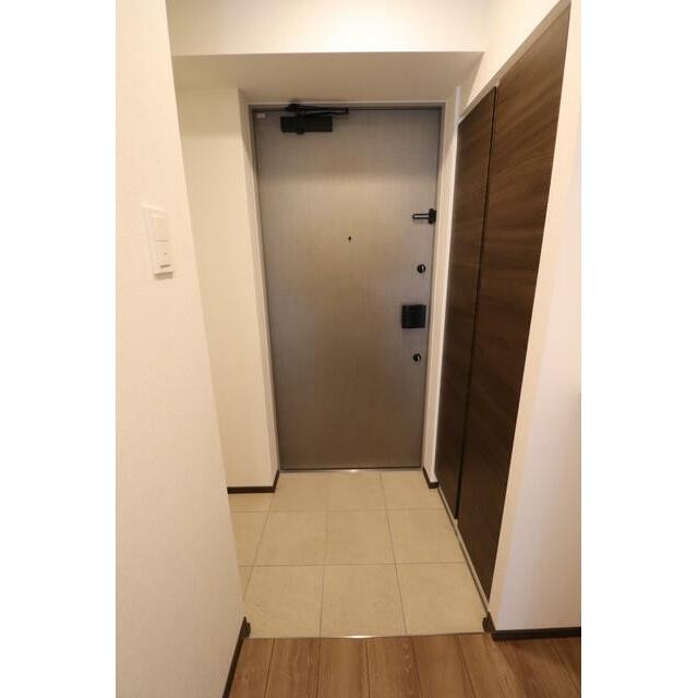 ※別号室のため室内フローリング等配色が異なります。(玄関)