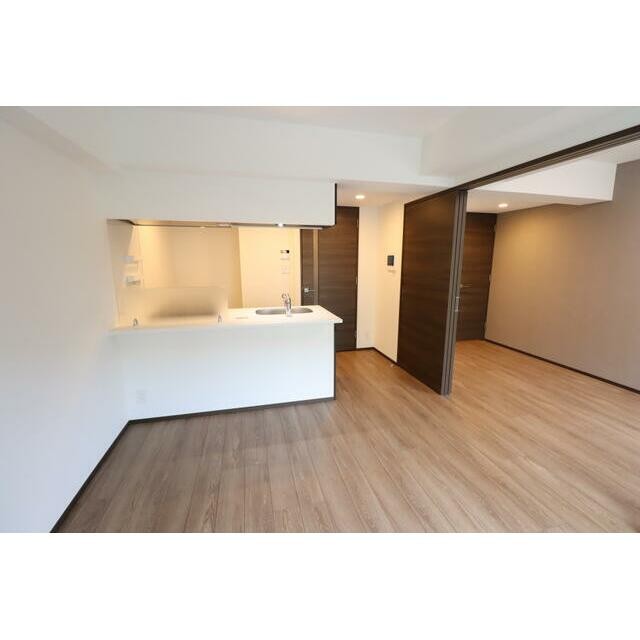 ※別号室のため室内フローリング等配色が異なります。