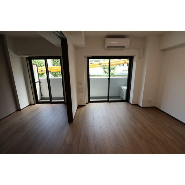 ※別号室のため室内フローリング等配色が異なります。