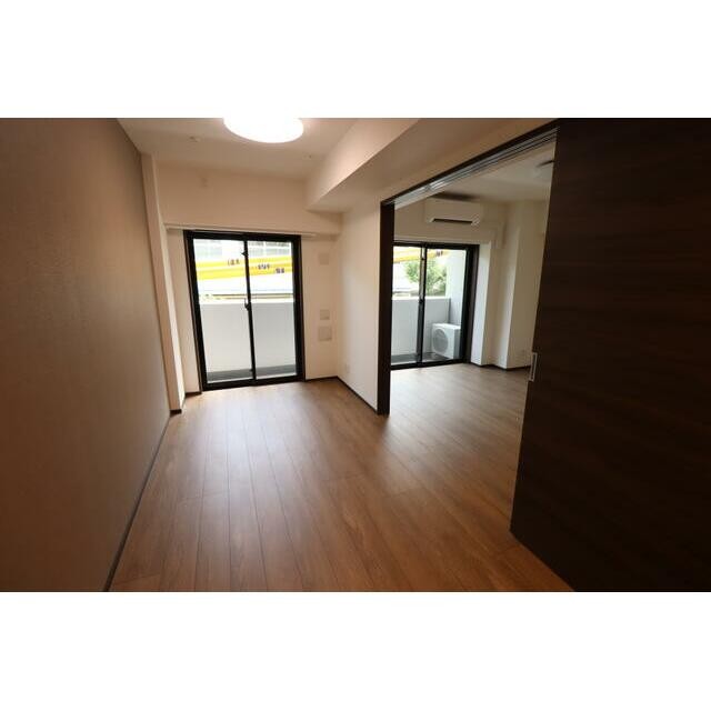 ※別号室のため室内フローリング等配色が異なります。(居間)