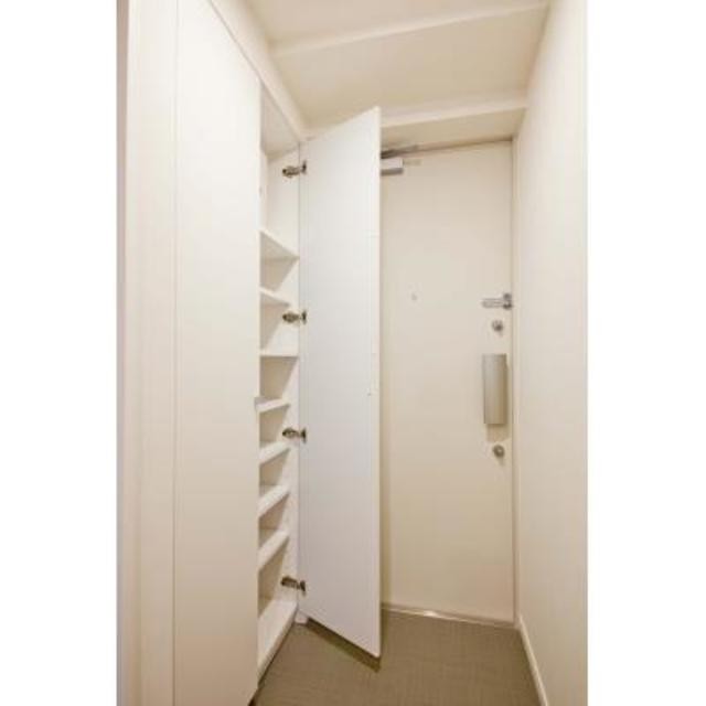 ※写真は同タイプ住戸です。(玄関)