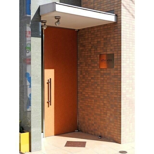 店舗の脇に手動扉(その他建物画像)