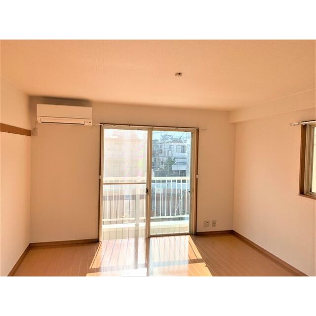 南向きで明るい室内（カメラは逆光になっています）(居間)