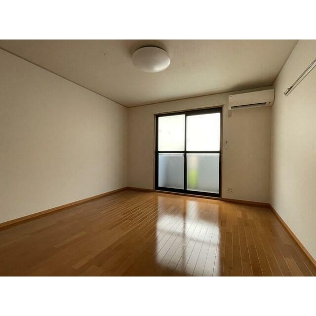 ※写真は、同タイプ103号室のものです。(居間)